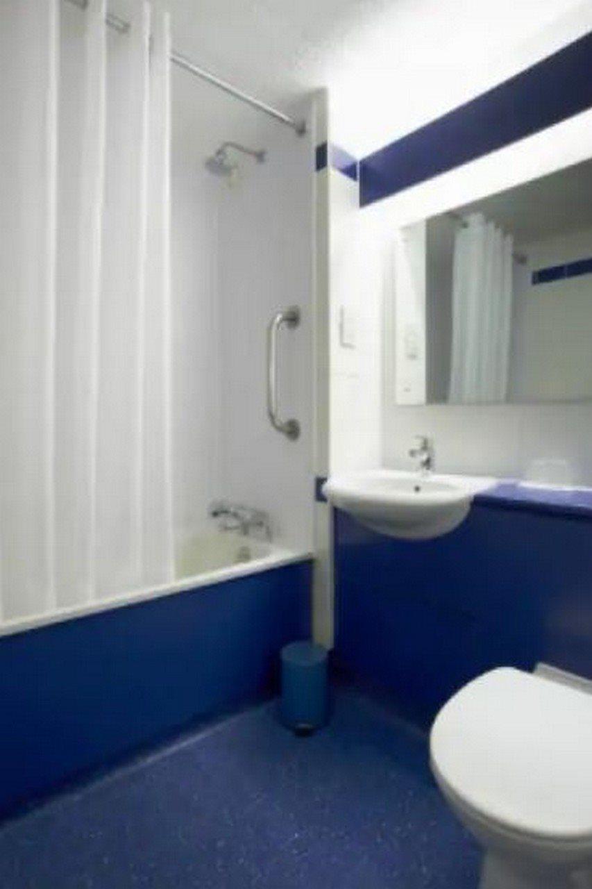 Travelodge London Park Royal Экстерьер фото