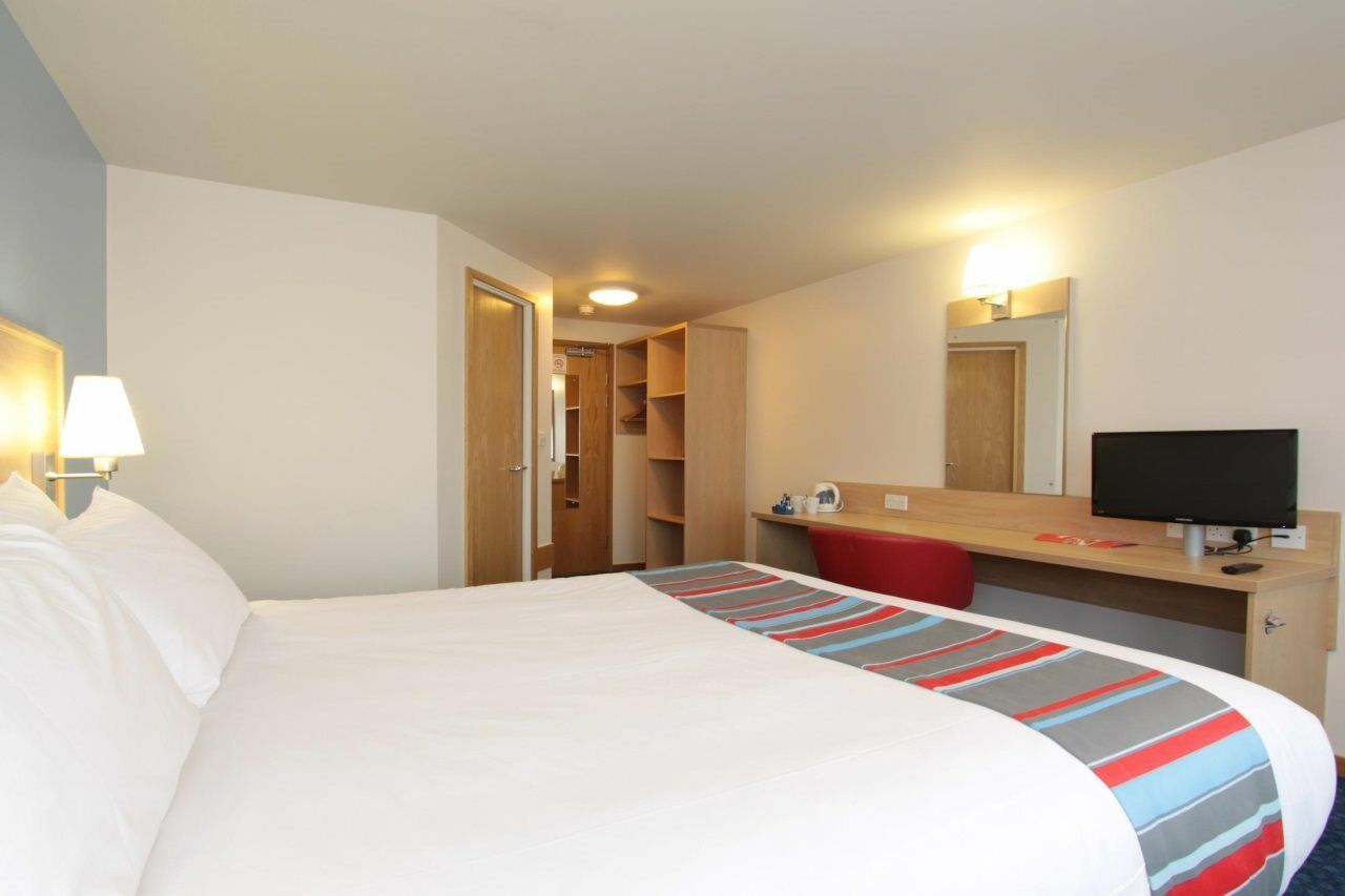 Travelodge London Park Royal Экстерьер фото