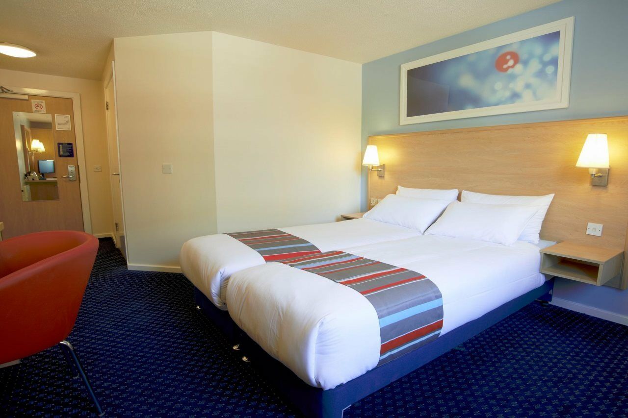 Travelodge London Park Royal Экстерьер фото