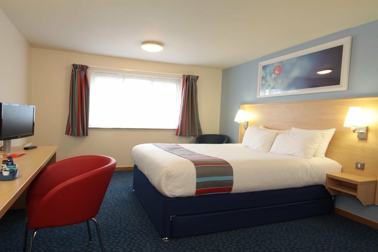 Travelodge London Park Royal Экстерьер фото
